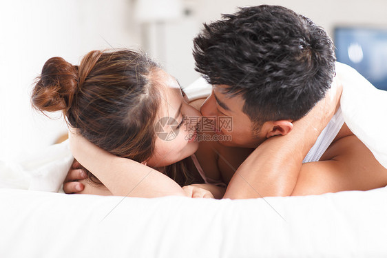 妻子20到24岁卧室亲密的青年情侣图片