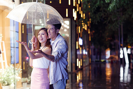 雨天情侣一起逛街图片