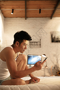 帅哥男简单青年男人在卧室玩手机图片