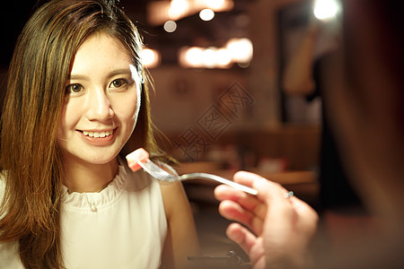 健康青年情侣吃晚餐图片