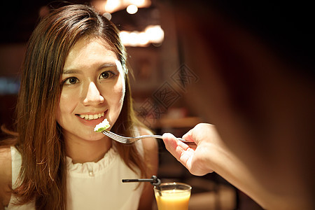 餐馆温馨青年情侣吃晚餐图片