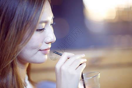 亚洲休闲果汁吧青年女人在咖啡馆城市生活高清图片素材
