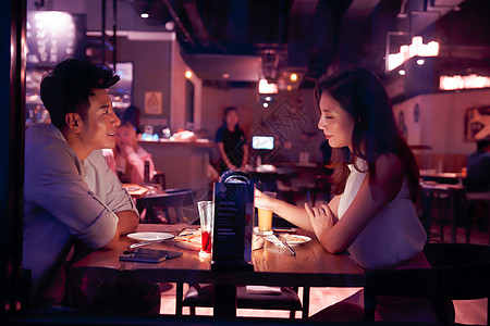 北京亮餐厅食品彩色图片满意青年情侣吃晚餐背景