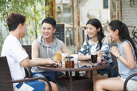 学习工具一起外出聚餐的年轻男女背景