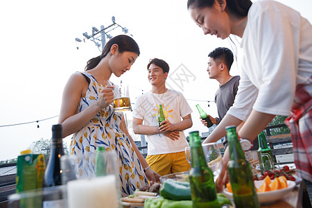 一起外出聚餐的年轻男女图片