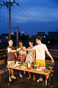 生活热情露营野餐的男女青年背景