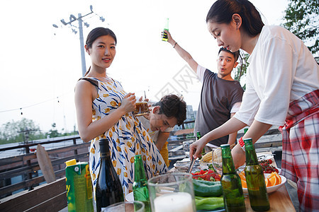 一起外出聚餐的年轻男女图片