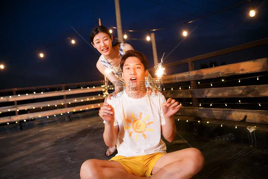 露营野餐的男女青年图片