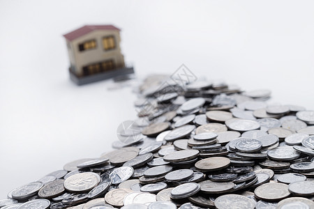 影棚拍摄贷款传统文化硬币和房屋模型图片