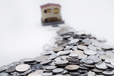 家庭理财硬币和房屋模型图片