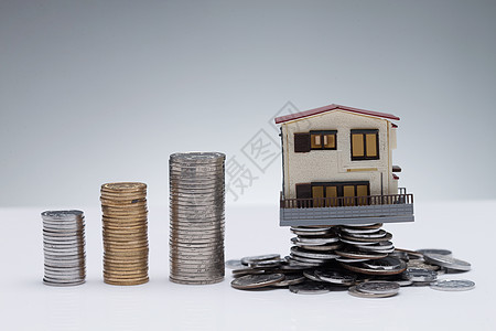 贷款家庭理财亚洲硬币和房屋模型图片