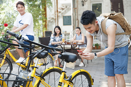 背包无忧无虑智能手机青年人扫描共享单车背景图片