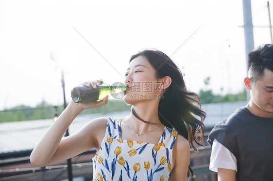 一起外出聚餐的年轻男女图片