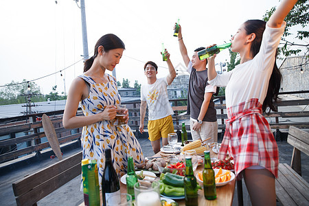 一起外出聚餐的年轻男女图片