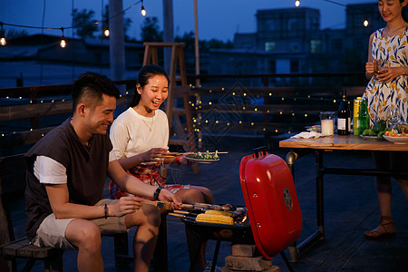 户外野餐露营野餐的男女青年背景