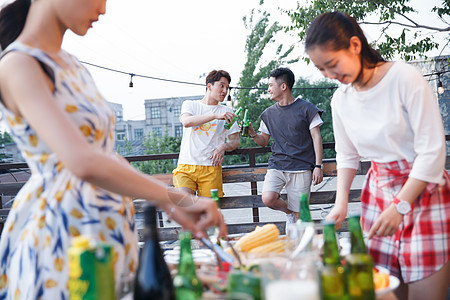 一起外出聚餐的年轻男女高清图片