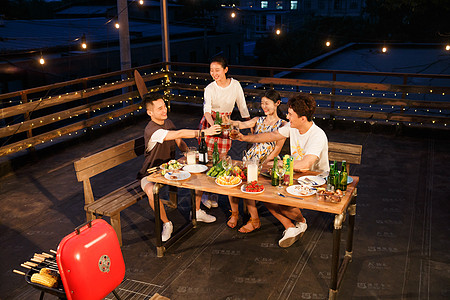 屋顶聚会露营野餐的男女青年背景