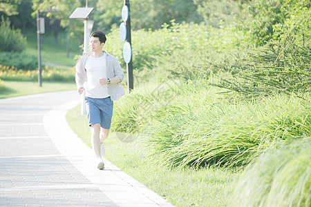 休闲装乐趣度假青年男人跑步锻炼身体背景