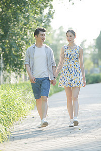 户外成年人非都市风光浪漫情侣在公园散步图片