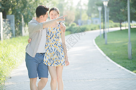 乐趣东亚亚洲浪漫情侣在公园散步图片