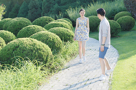 25岁到29岁仅成年人亚洲人浪漫情侣在公园散步图片