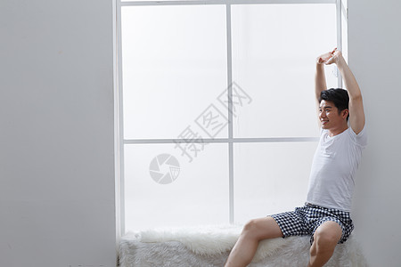 25岁到29岁乐趣白昼青年男人坐在窗户旁边图片