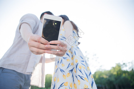 快乐仅成年人成年人青年情侣用手机照相图片