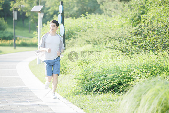 仅一个青年男人公园非都市风光青年男人跑步锻炼身体图片