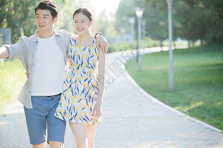 浪漫情侣在公园散步图片
