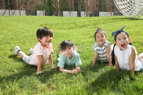 彩色图片全身像摄影快乐的孩子在外面玩耍图片