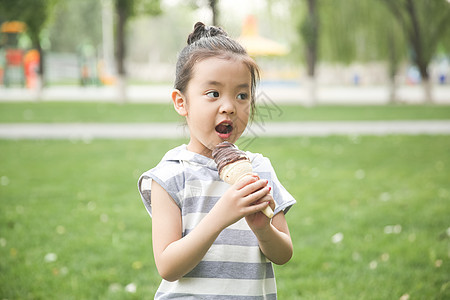 可爱小女孩吃冰淇淋图片