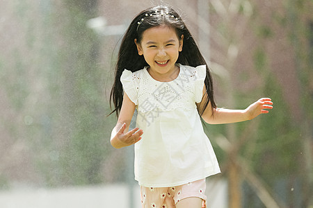 奔跑幸福亚洲人小女孩在户外玩耍图片