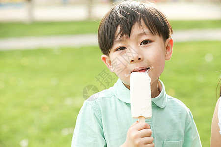 快乐小男孩吃冰棍高清图片