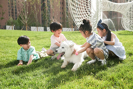 小孩和狗狗户外快乐的孩子在外面和狗狗玩耍背景