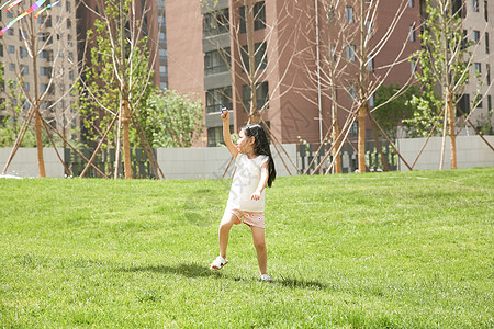 小女孩奔跑奔跑小女孩在户外玩耍背景