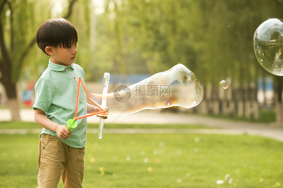 幸福小男孩在户外玩耍图片