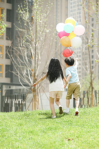 散步背影快乐儿童在草地上玩耍背景