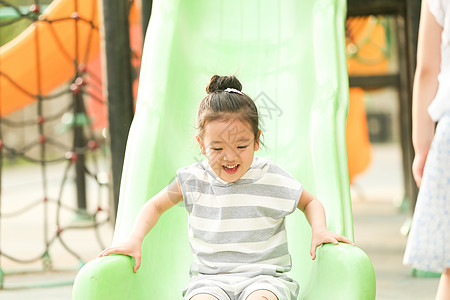 彩色图片健康生活方式儿童小女孩在户外玩滑梯背景