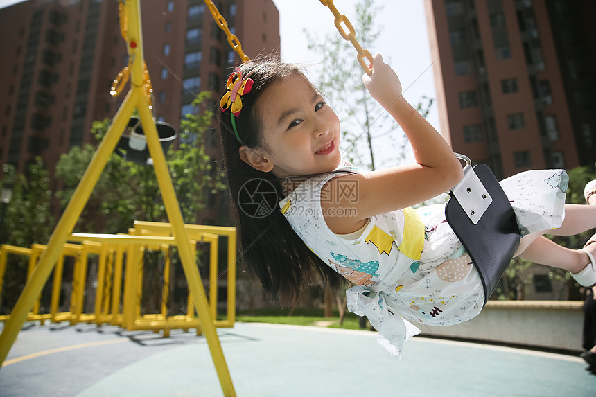 摄影可爱的发饰小女孩在户外玩耍图片