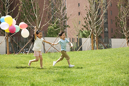 天空气球5到6岁男孩人快乐儿童在草地上玩耍背景