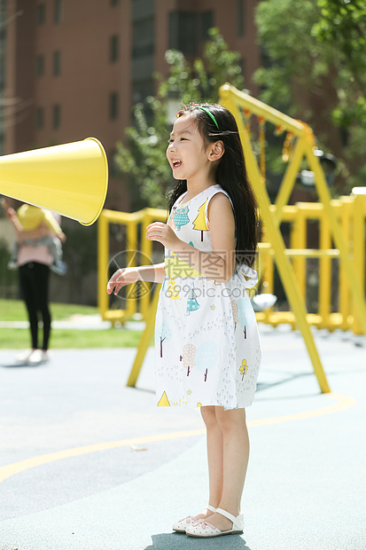 彩色图片扬声器健康生活方式小女孩在户外玩耍图片