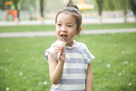 不看镜头学龄前儿童人小女孩吃冰淇淋图片