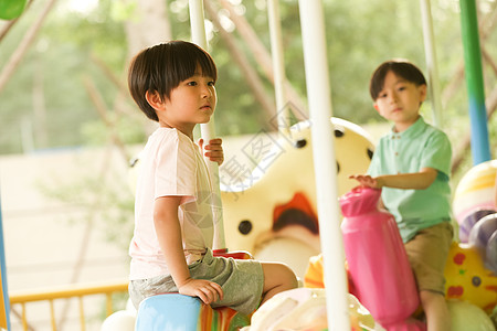 亚洲人休闲装学龄前儿童儿童在外面玩耍图片