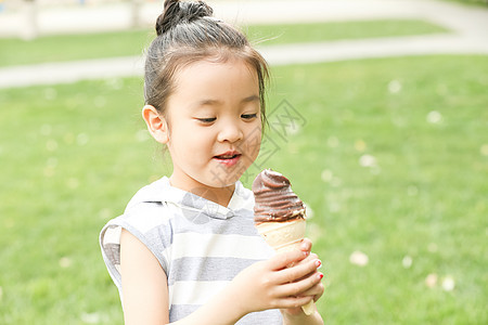 快乐童年幸福小女孩吃冰淇淋图片