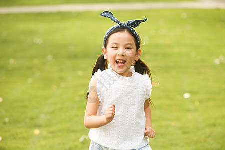 小女孩奔跑3岁到4岁亚洲人奔跑小女孩在户外玩耍背景