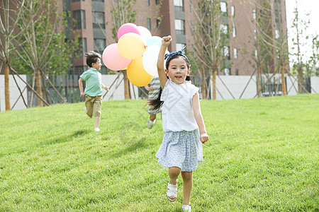 天空气球气球彩色图片女孩快乐儿童在草地上玩耍背景