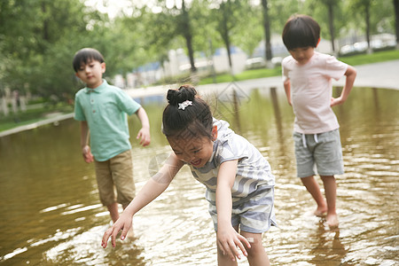 学龄前儿童休闲装5到6岁快乐儿童在户外蹚水玩图片