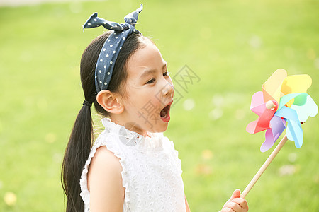 摄影彩色图片风车小女孩在户外玩耍图片