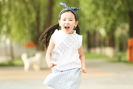 小女孩奔跑健康生活方式儿童摄影小女孩在户外玩耍背景