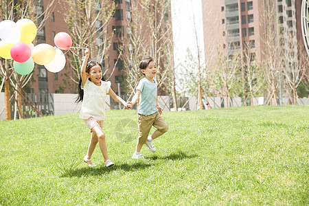 秋日气球女孩创意摄影插画摄影相伴水平构图快乐儿童在草地上玩耍背景